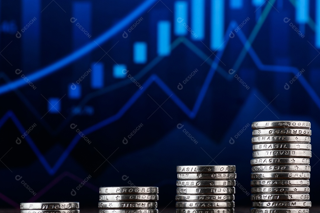 Moedas de cinquenta centavos empilhadas com fundo de um gráfico