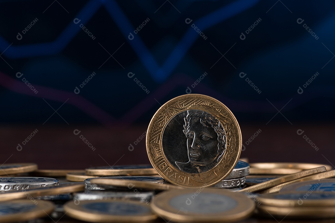 Muitas moedas sobre uma mesa