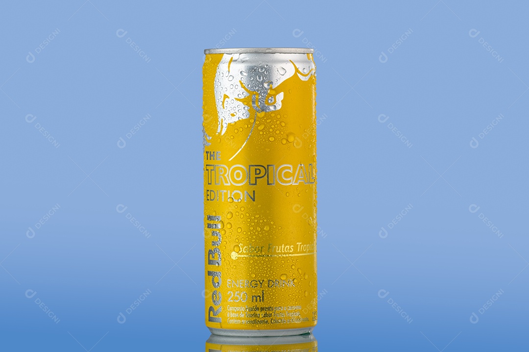 Red bull tropical sobre fundo azul