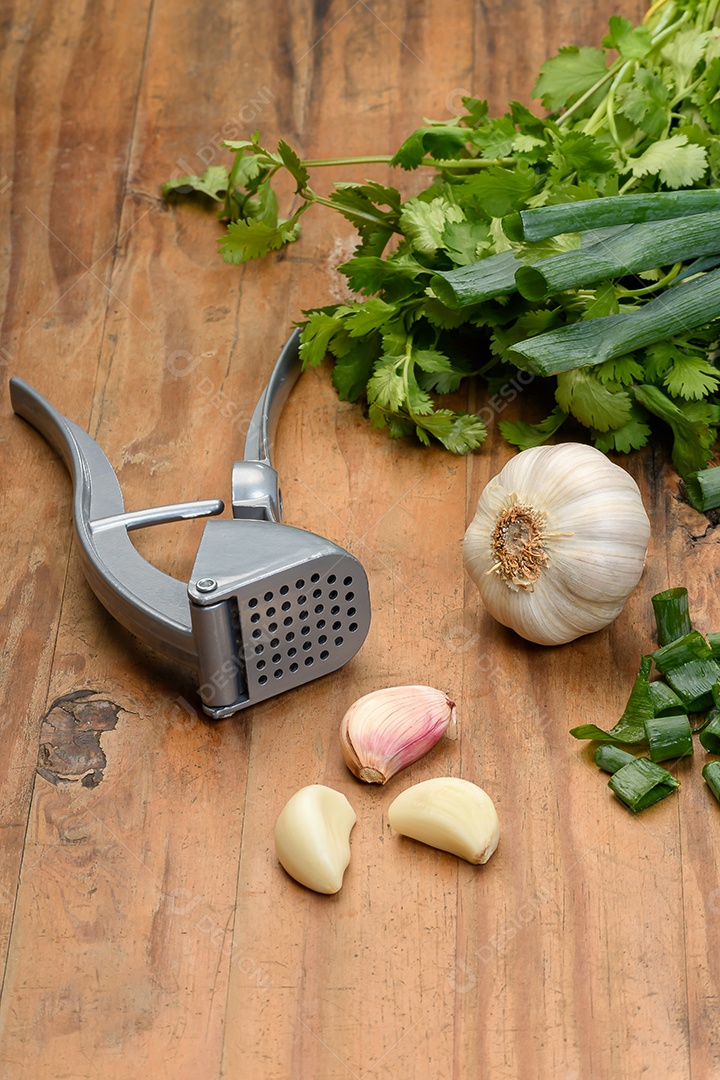 Amassador de alho e temperos sobre uma mesa