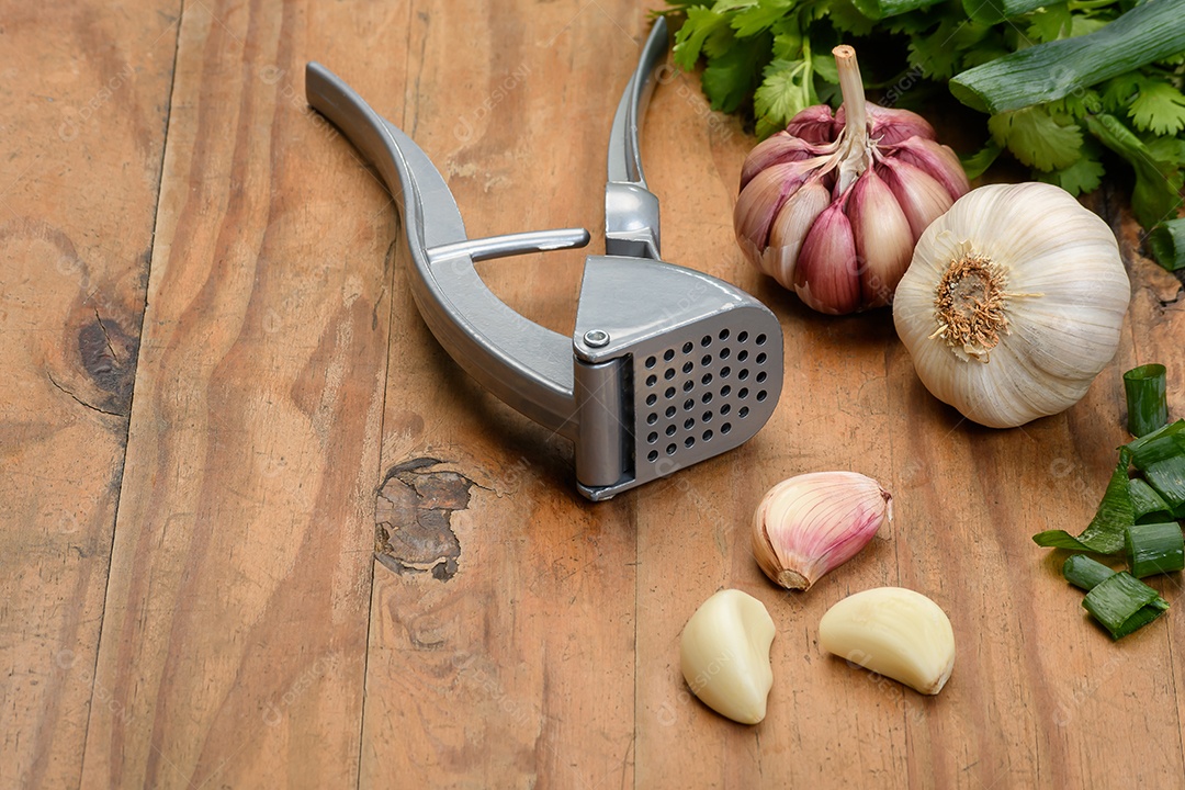 Amassador de alho e temperos sobre uma mesa