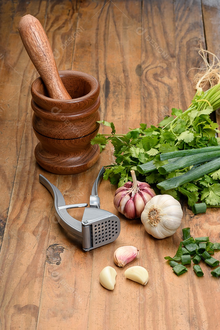Pilão rústico e ingredientes sobre a mesa