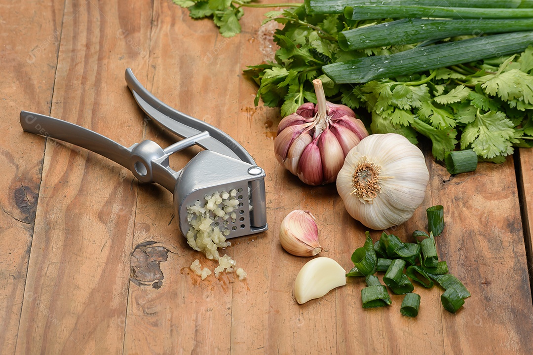 Uma mesa cheia de temperos