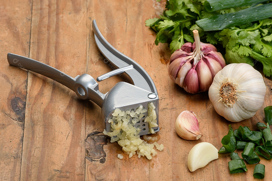 Ingredientes sobre uma mesa de madeira