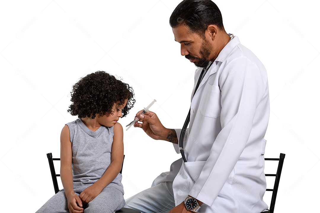 Enfermeiro aplicando injeção em uma menininha