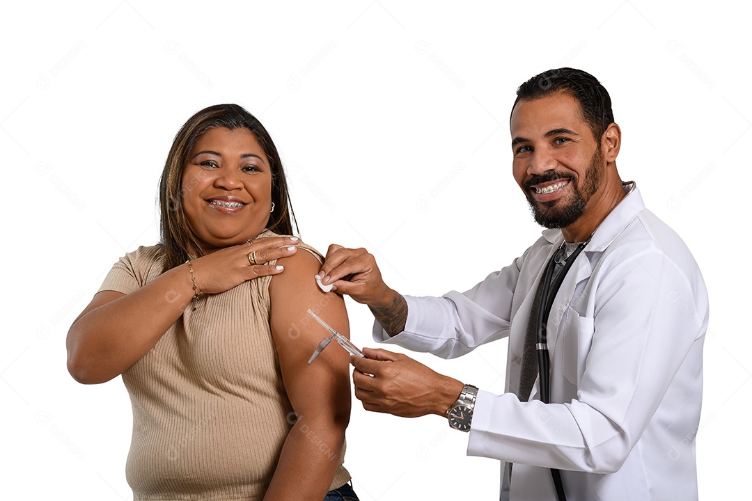 Um enfermeiro charmoso aplicando vacina em uma mulher