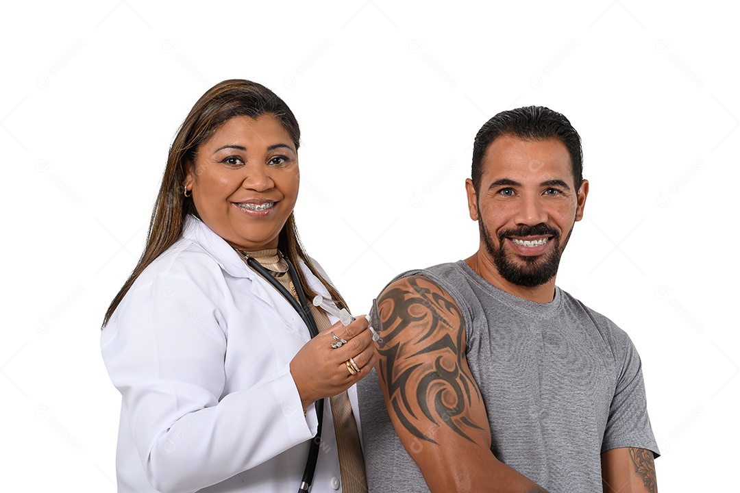 Enfermeira aplicando injeção no homem