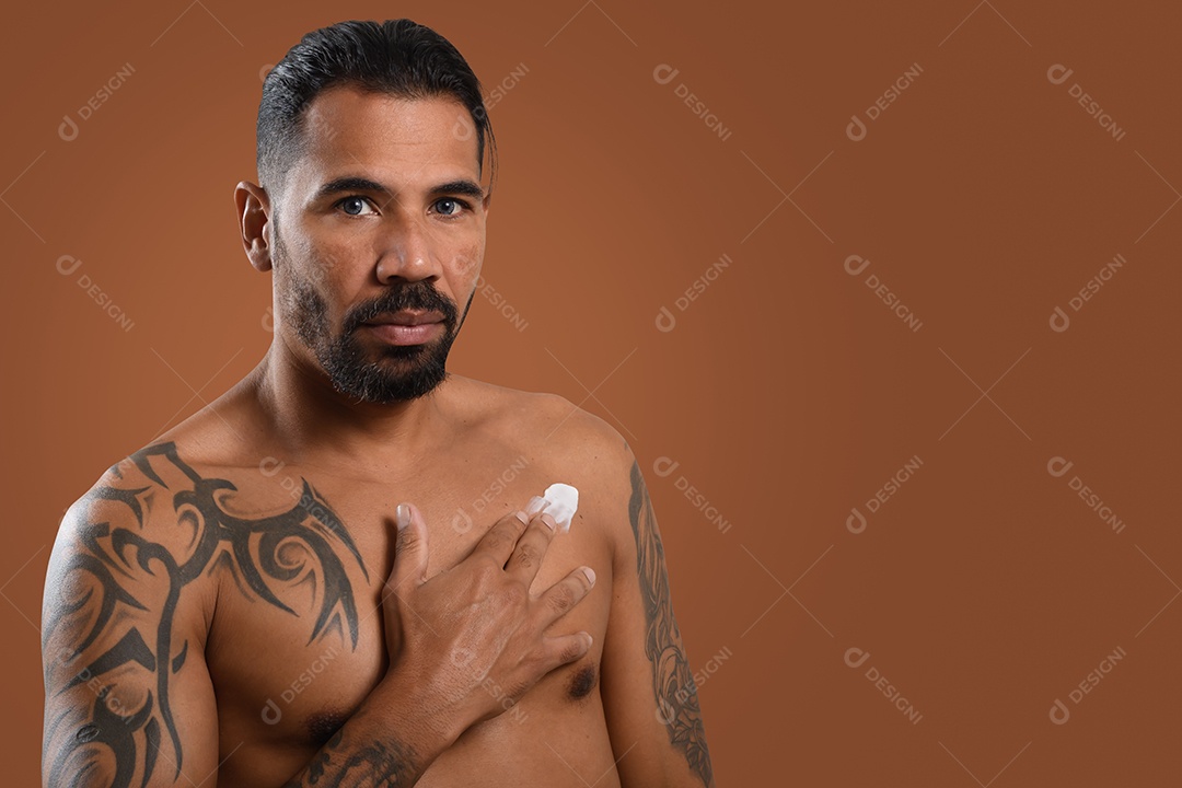 Homem sem camiseta de tatuagem