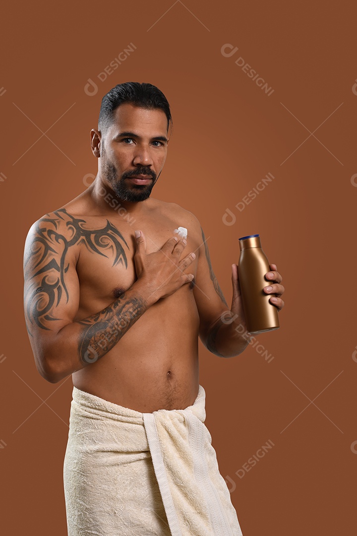 Homem passando hidratante no corpo