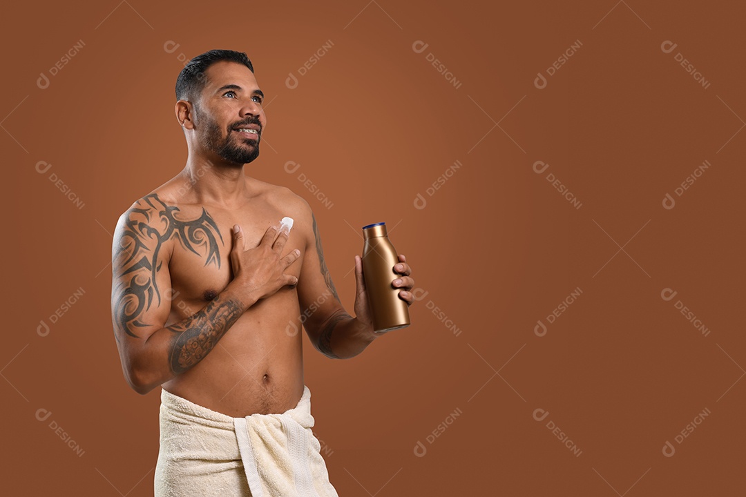 Homem passando hidratante no corpo