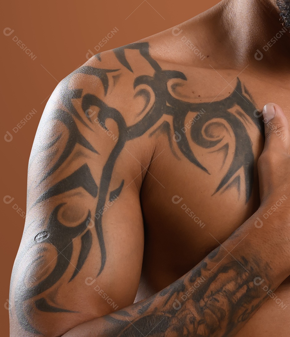 Braço de um homem sexy tatuado