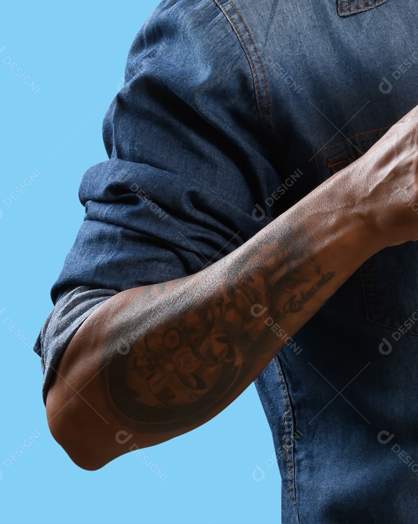 Braço de um homem tatuado