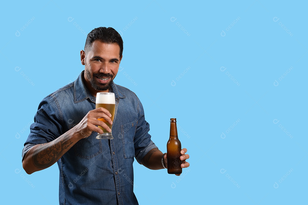 Homem bebendo uma cerveja feliz