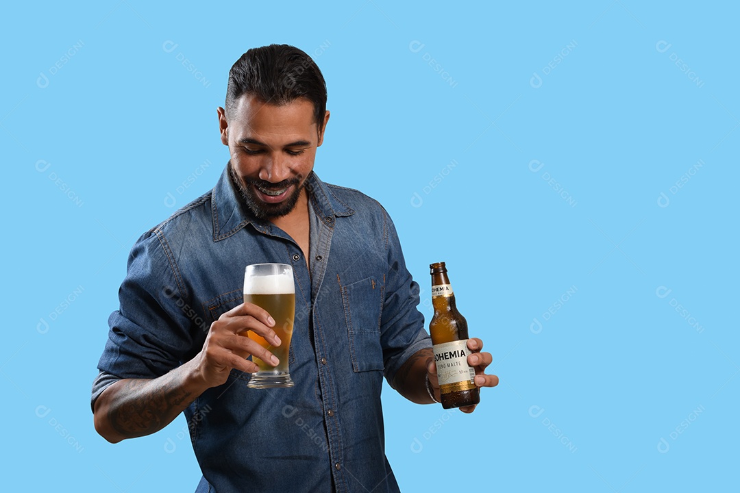 Homem bebendo uma cerveja bohemia