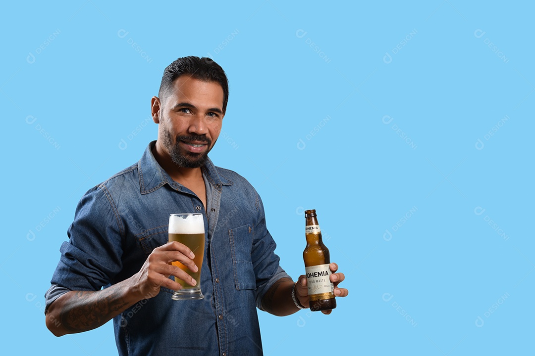 Homem bebendo uma garrafa de cerveja bohemia
