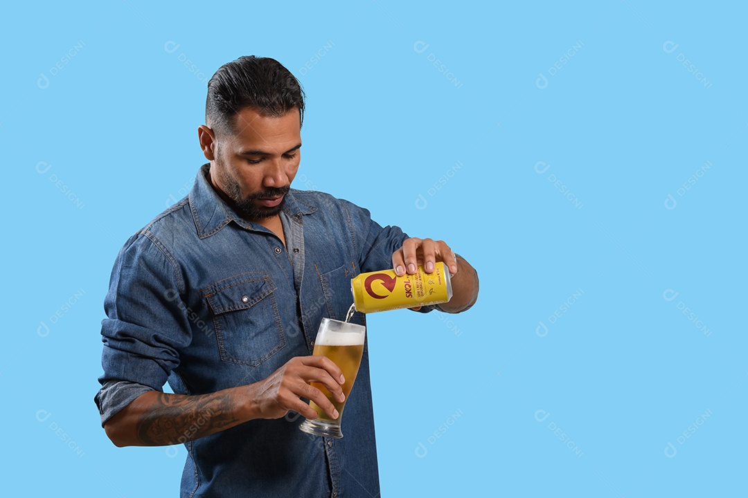 Homem colocando cerveja dentro de uma copo