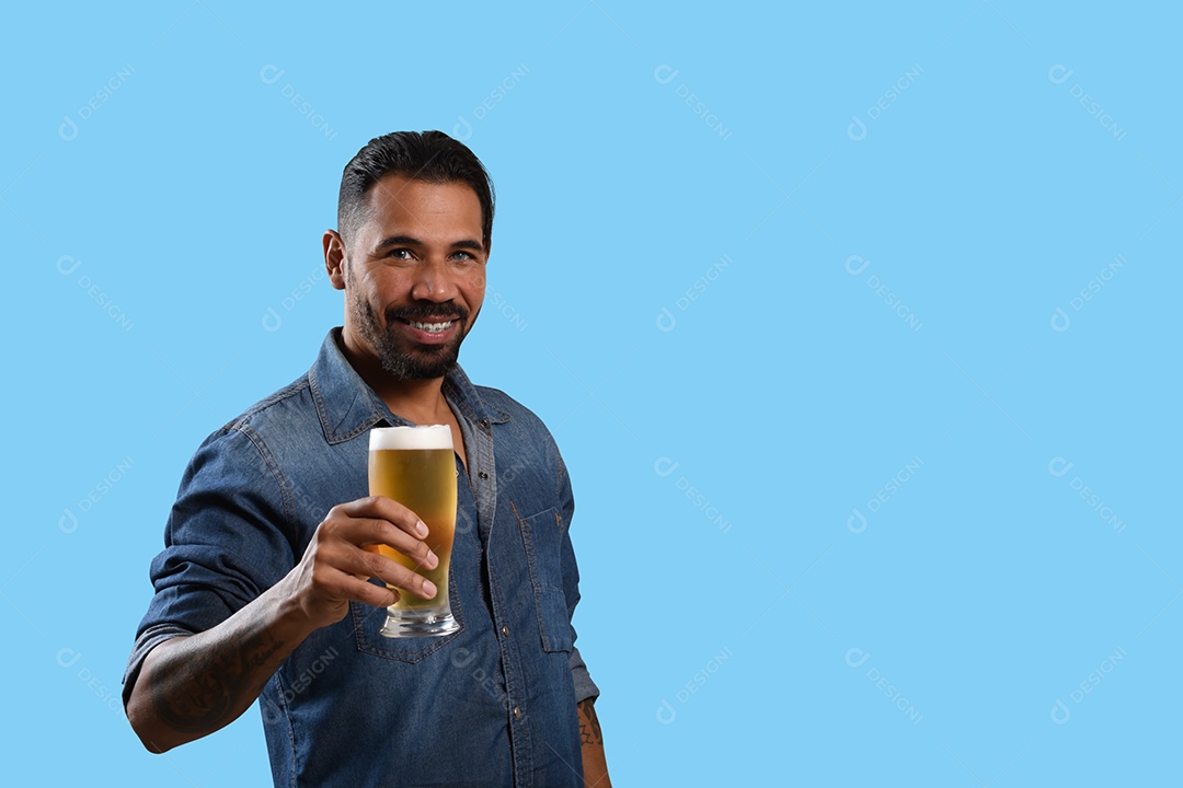 Homem segurando um copo de cerveja