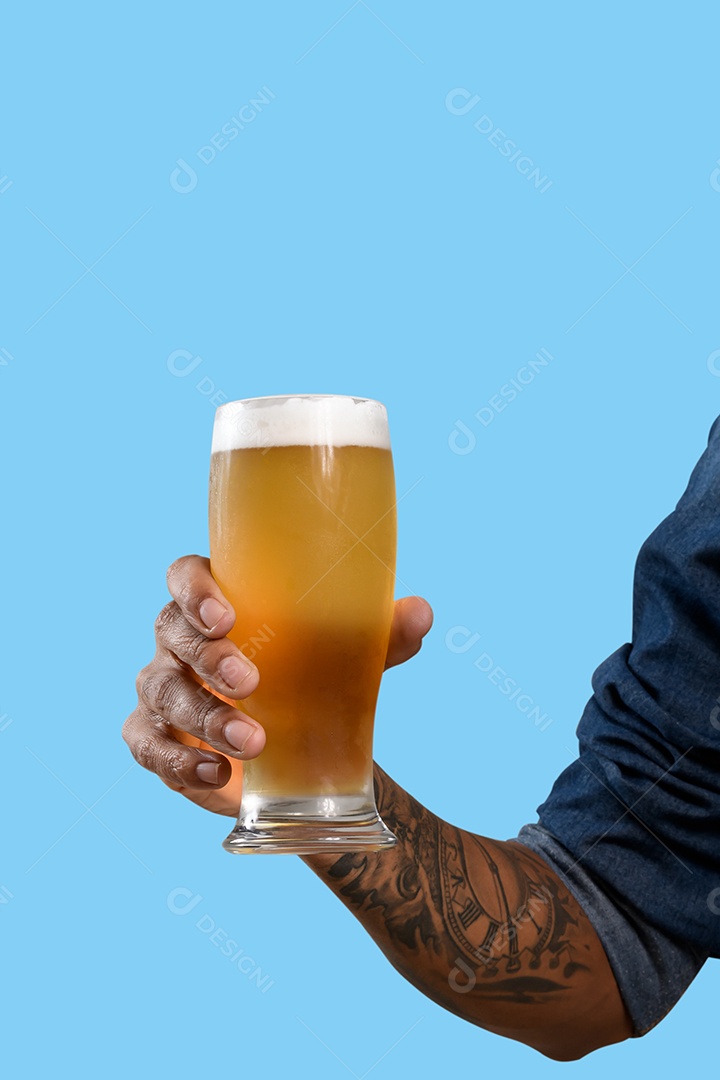 Homem segurando um copo de cerveja