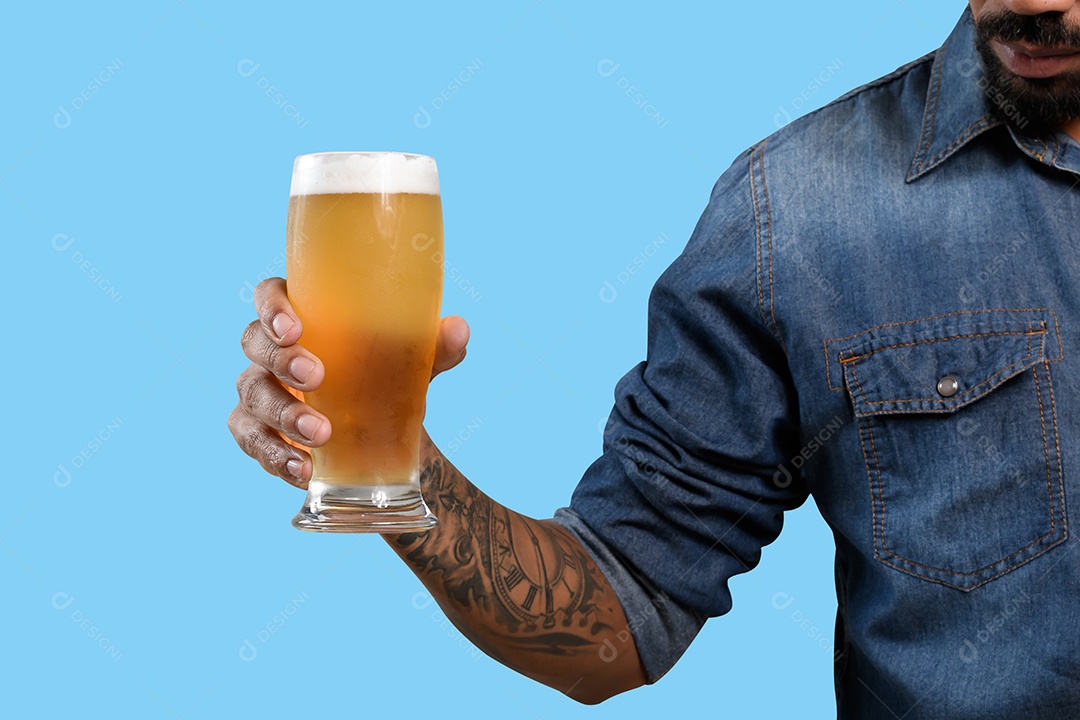 Homem segurando copo de cerveja