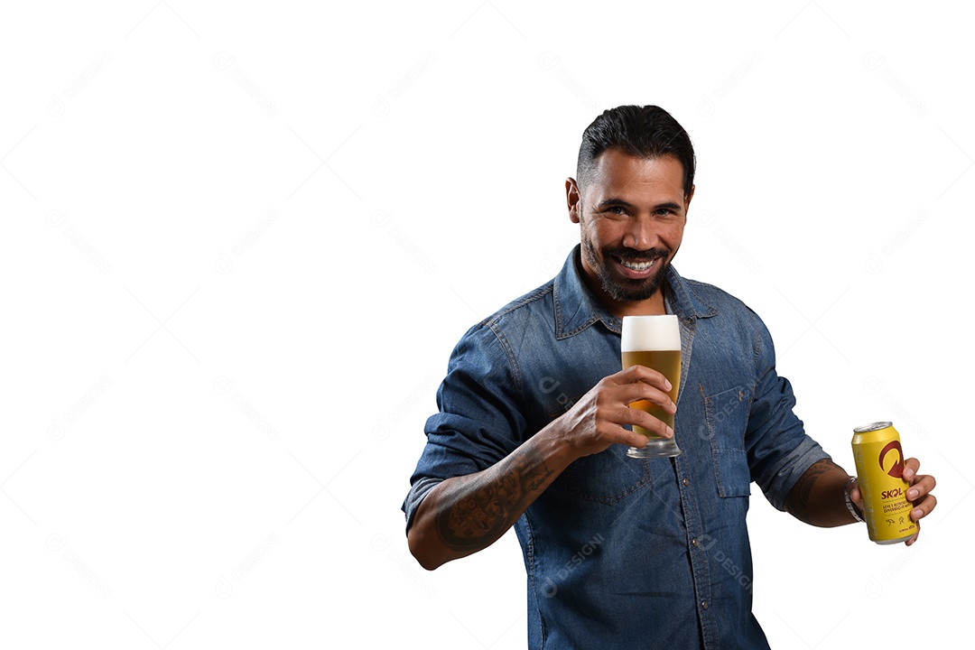 Homem bebendo uma cerveja skol gelada