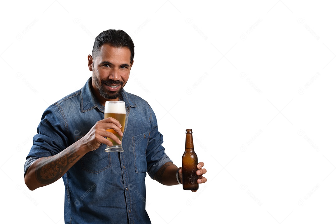 Homem bebendo uma cerveja bohemia