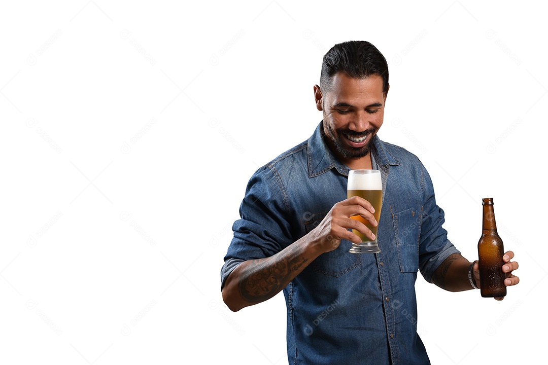 Homem bebendo uma cerveja bohemia