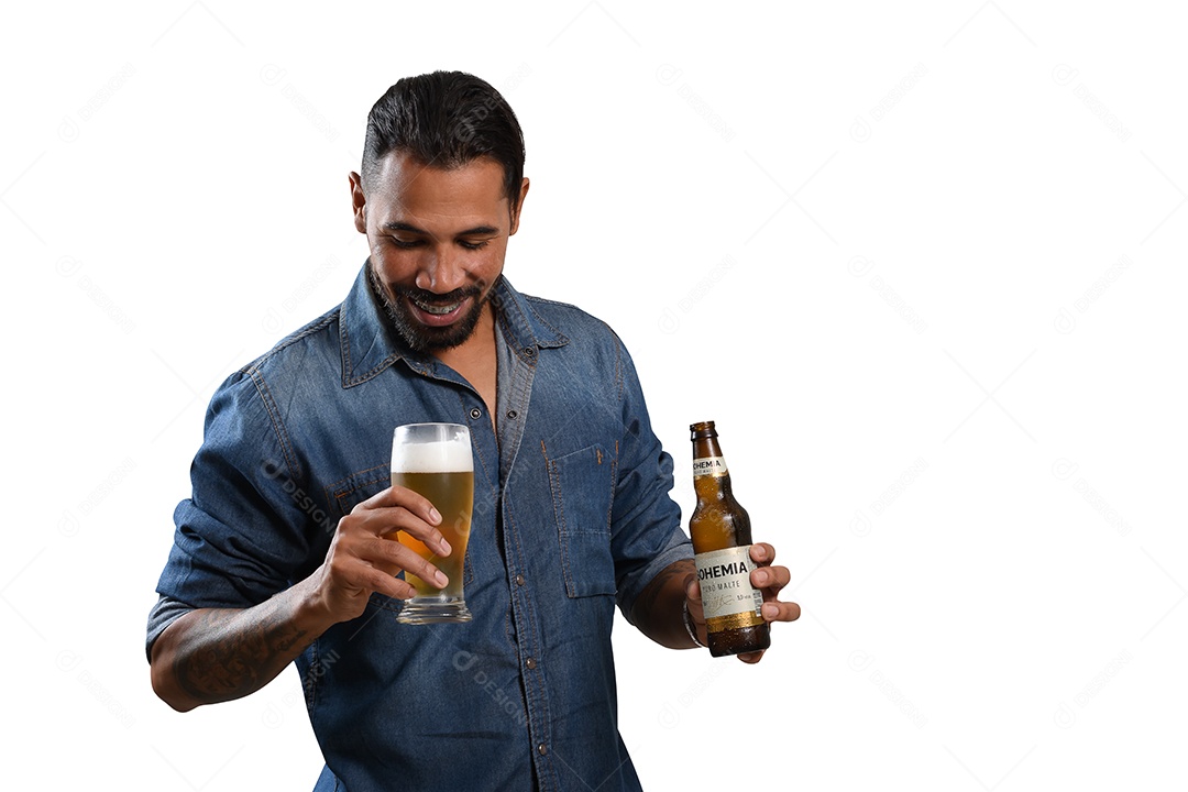 Homem bebendo uma cerveja bohemia