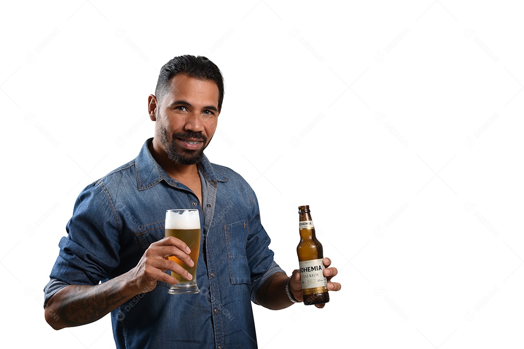 Homem tomando uma cerveja bohemia