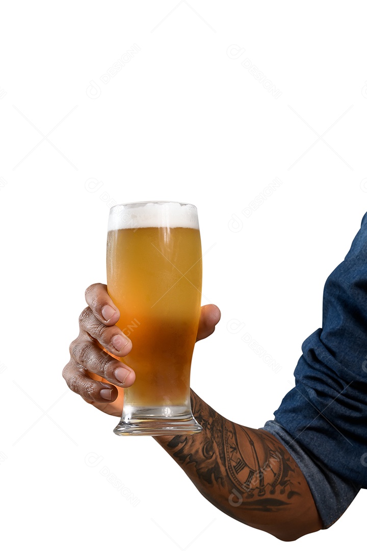 Mão de um homem segurando copo de cerveja