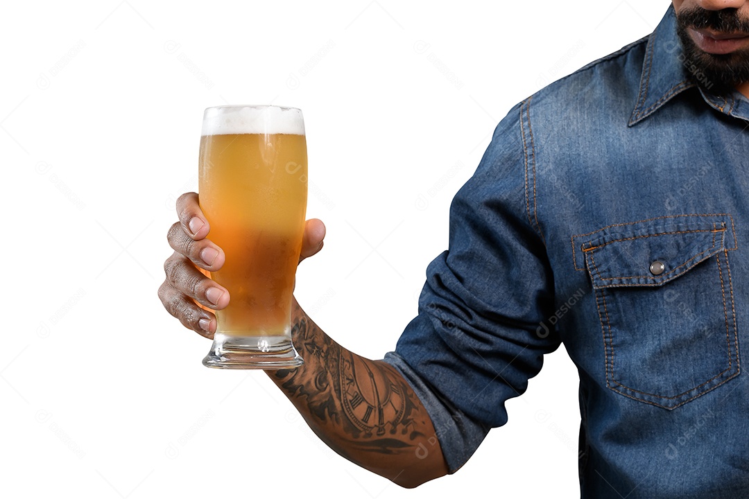 Mão de um homem segurando copo de cerveja