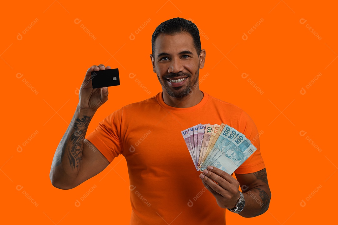 Charmoso homem com cartão e dinheiro nas mãos