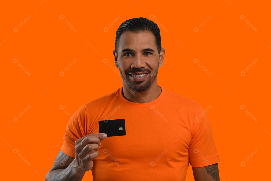 Homem feliz com cartão de crédito