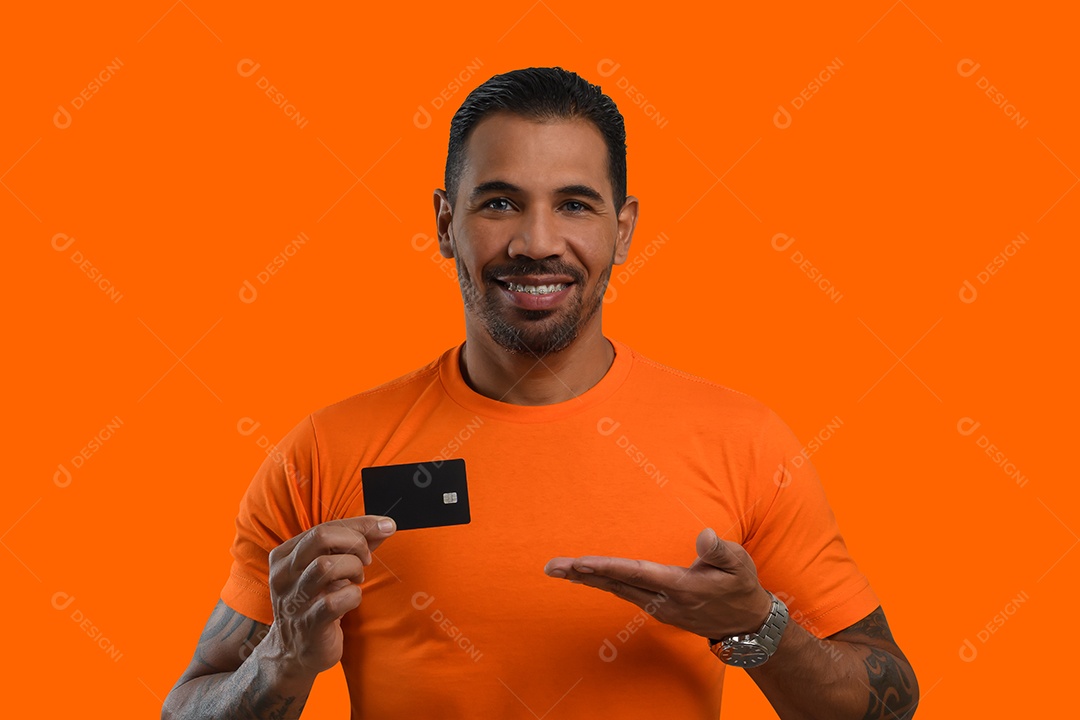 Cartão de crédito na mão de um homem feliz