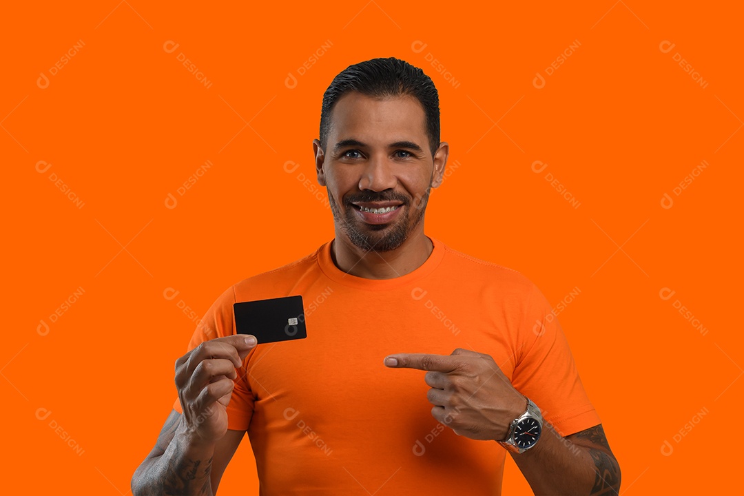 Homem apontando para o cartão de crédito