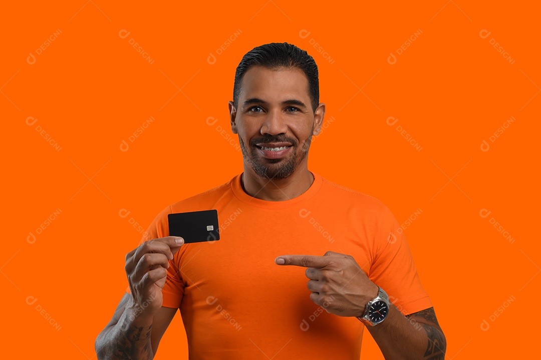 Homem apontando para o cartão