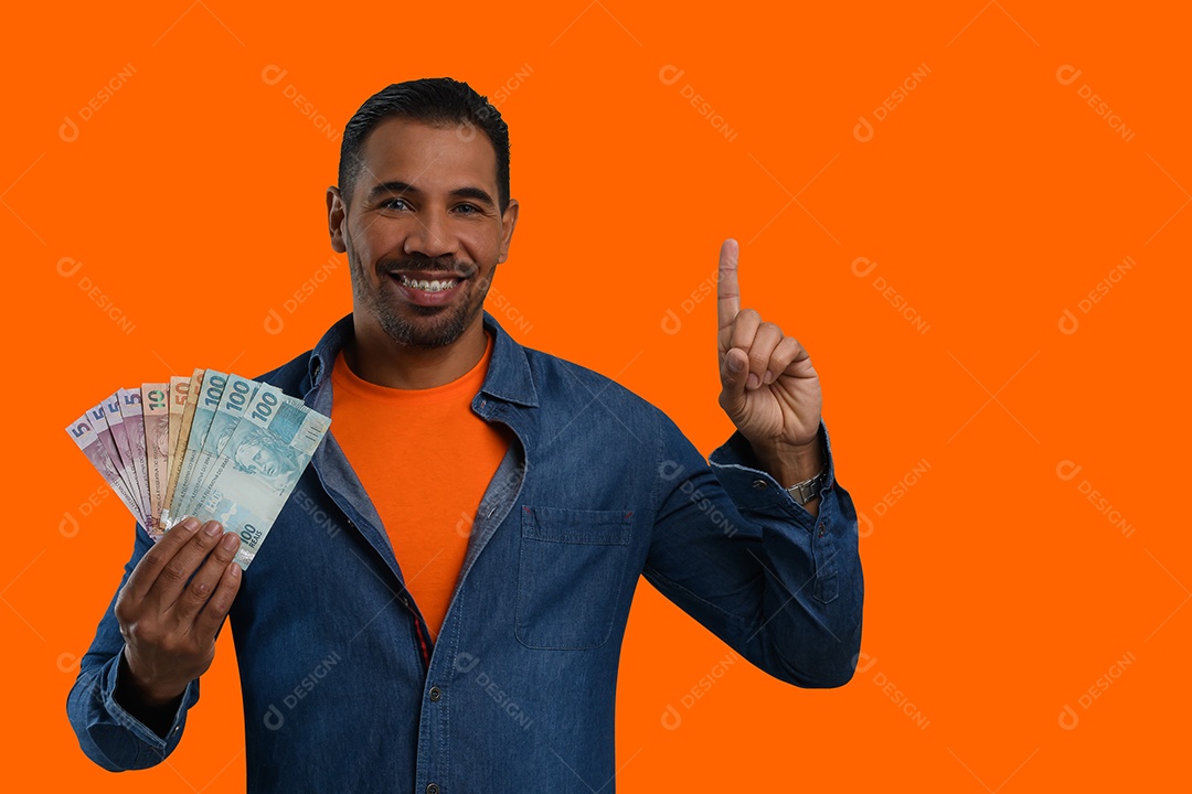 Charmoso homem com dinheiro nas mão apontando pra cima