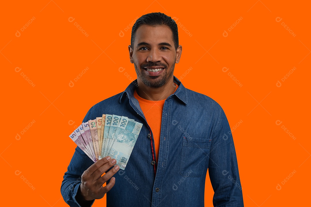 Charmoso homem com dinheiro nas mãos