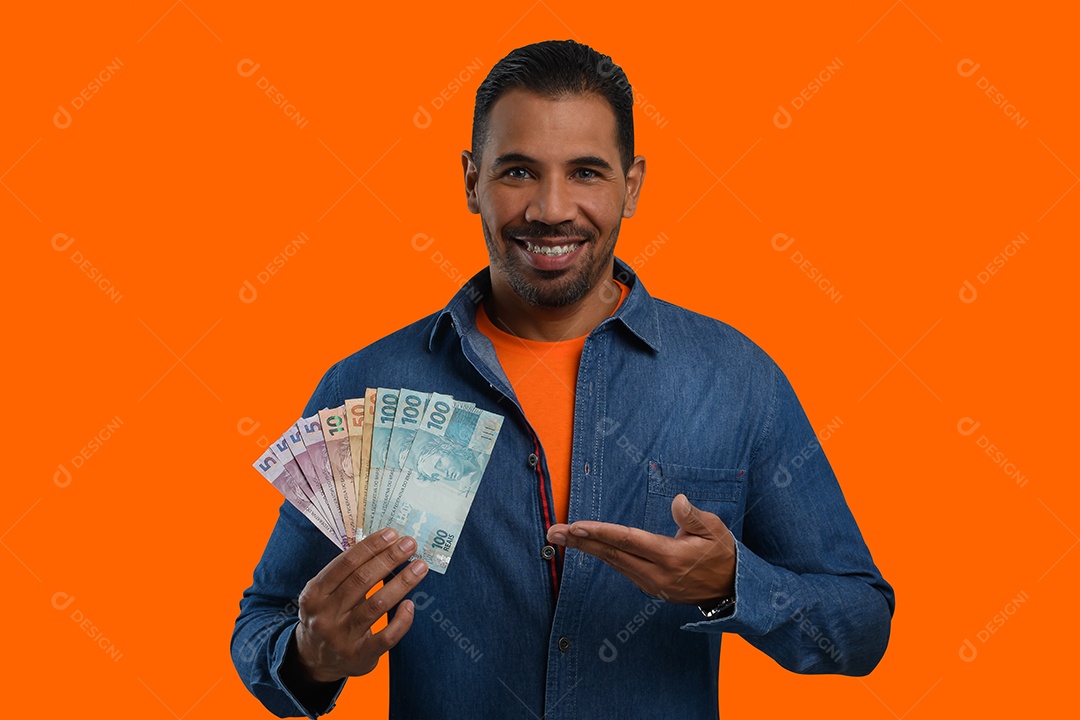 Charmoso homem com cartão e dinheiro nas mãos