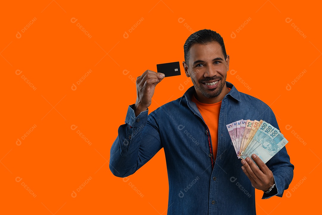 Homem com cartão e dinheiro nas mãos