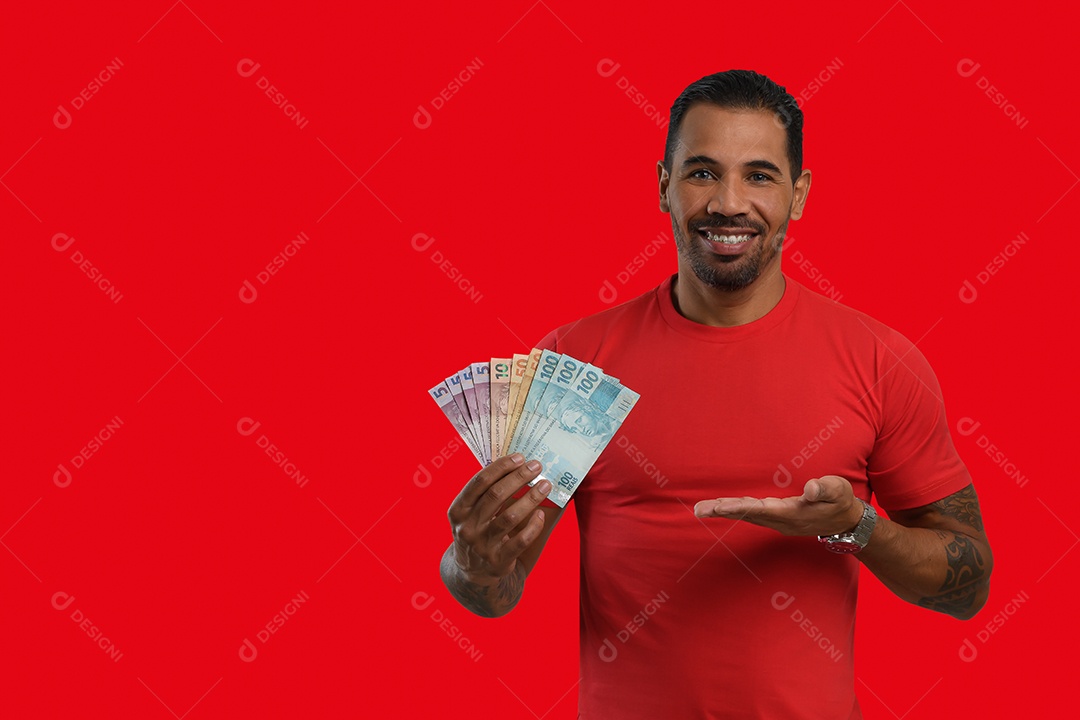 Homem feliz com dinheiro nas mãos