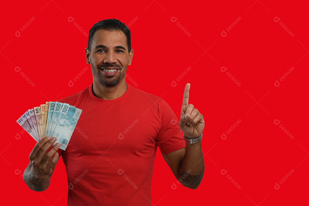 Homem feliz apontando para cima com dinheiro nas mãos