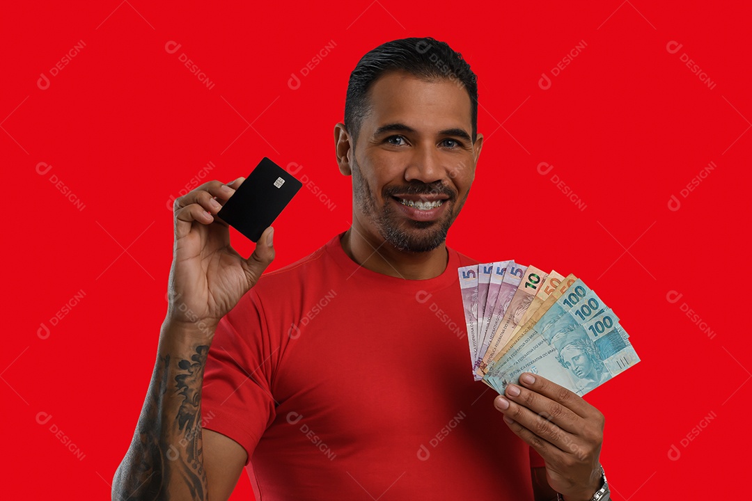 Homem com cartão e dinheiro