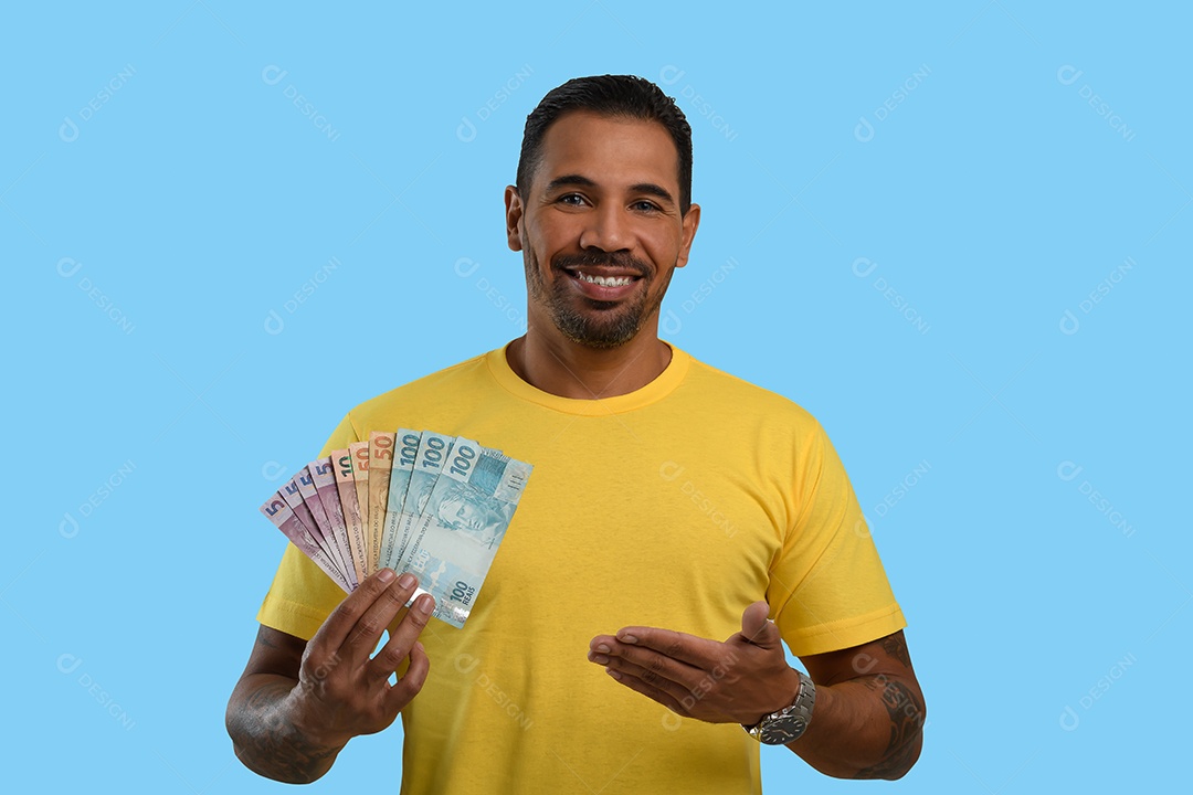 Homem feliz com notas de dinheiro nas mãos