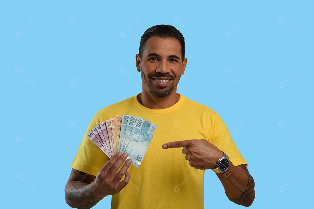 Homem feliz apontando para notas de dinheiro