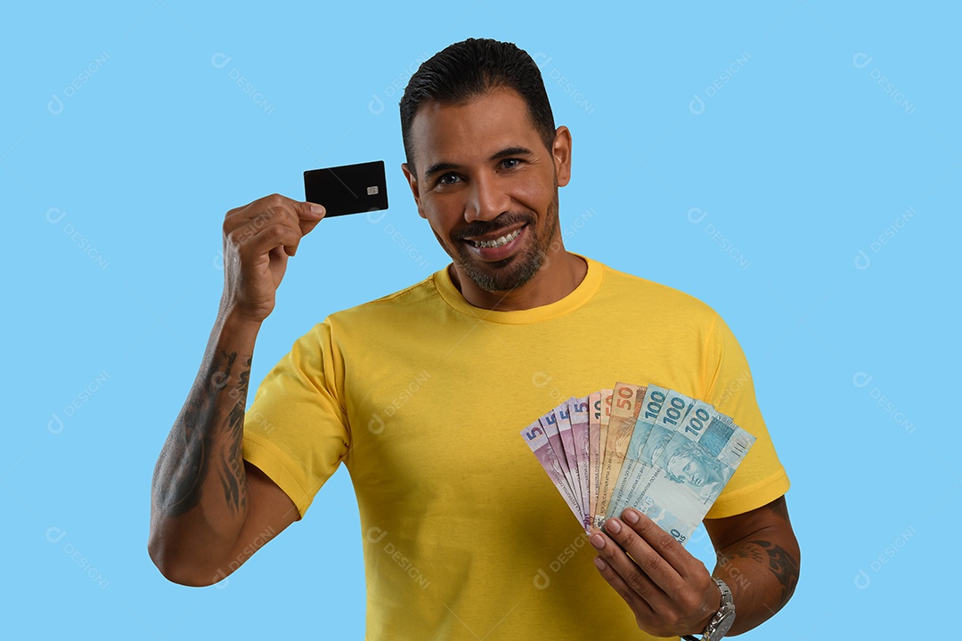 Homem feliz com cartão e notas de dinheiro nas mãos