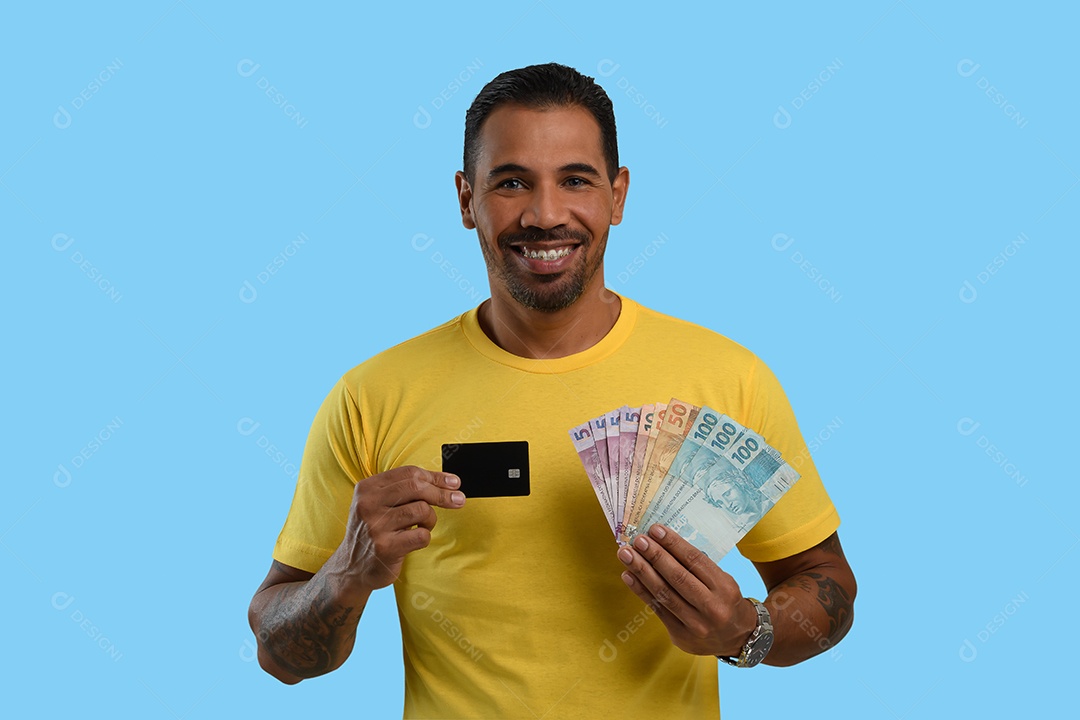 Um homem feliz segurando cartão de crédito e dinheiro nas mãos