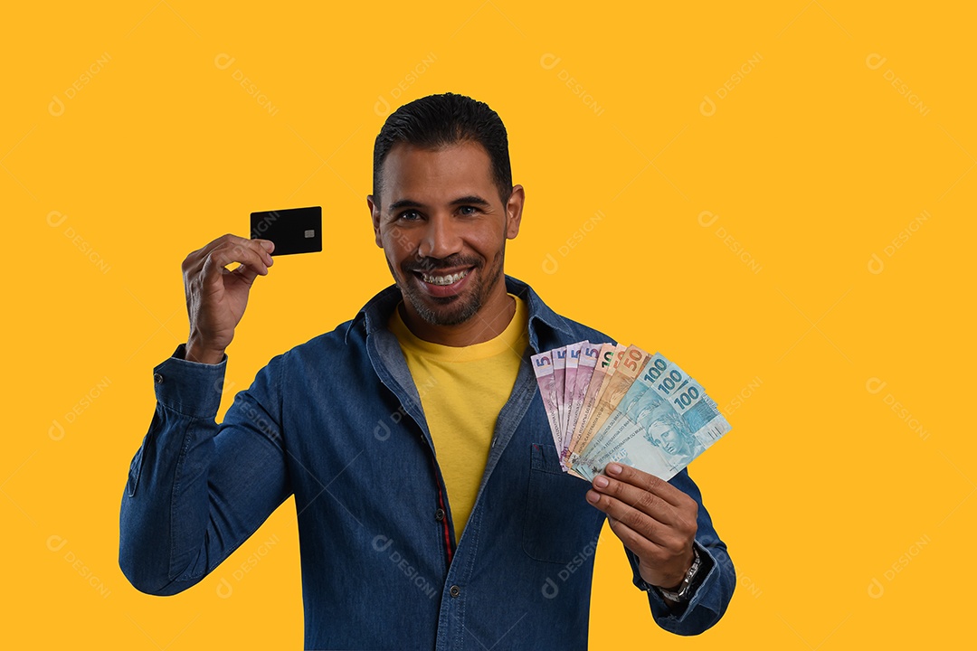 Homem feliz com cartão e dinheiro nas mãos