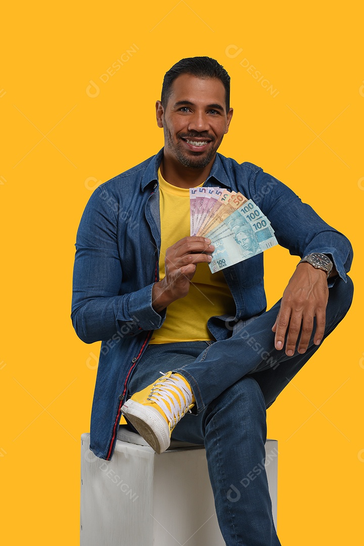 Homem charmoso feliz com dinheiro nas mãos