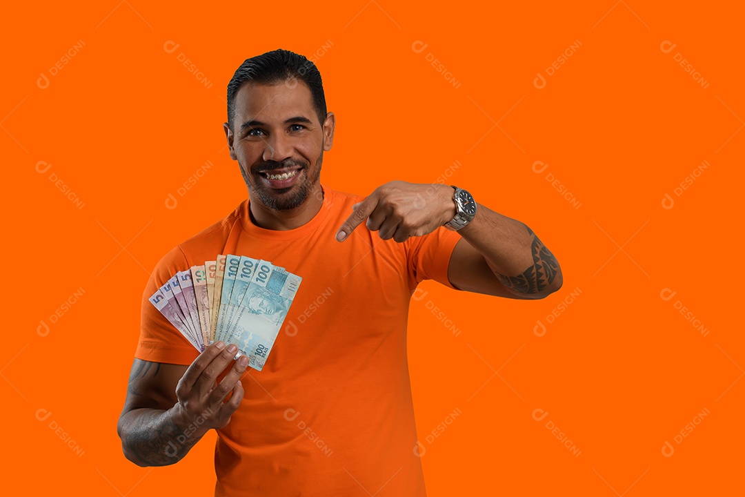 Homem feliz charmoso na mãos muito dinheiro