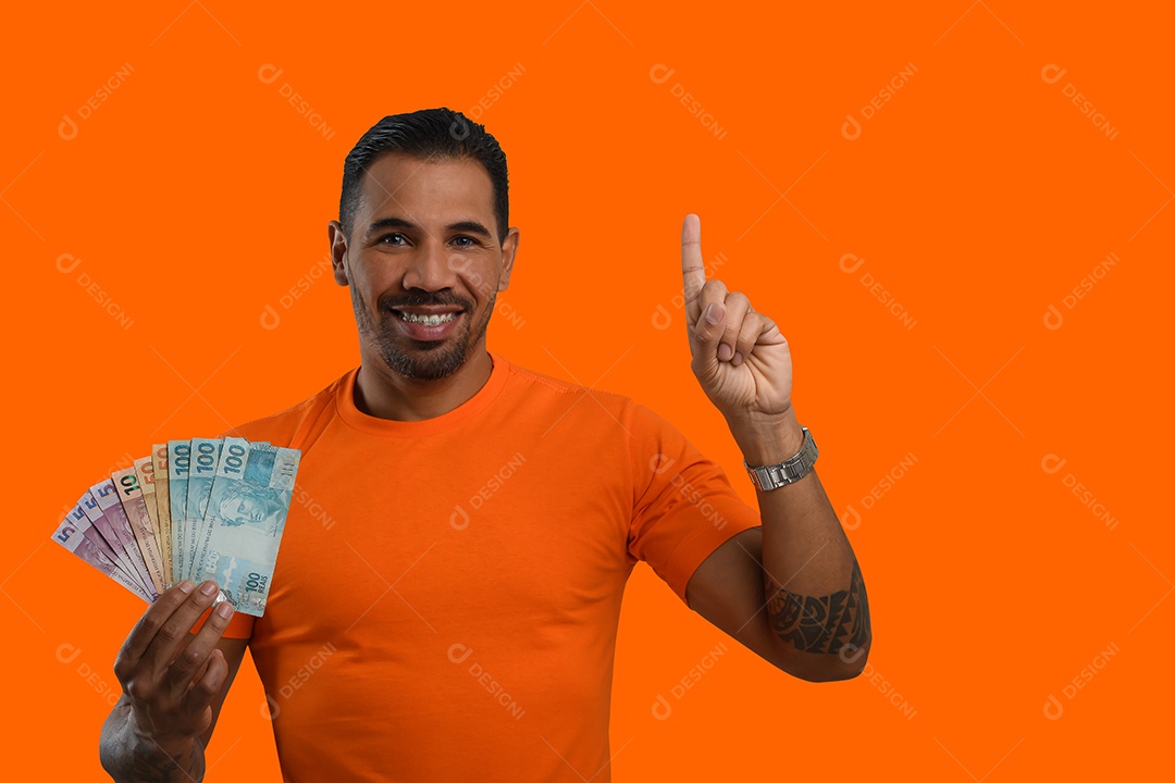 Homem charmoso com muitos dinheiro apontando para cima